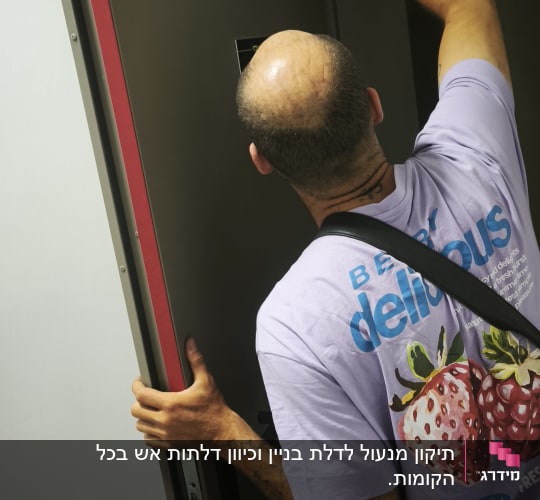 אדם מתקין דלת ממד עם כלי עבודה